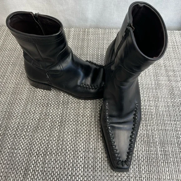 Men’s “DSQUARED2” Black Leather Boots With Braided Design